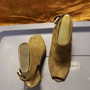 SUEDE TOE OUT HEEL OUT SANDAL